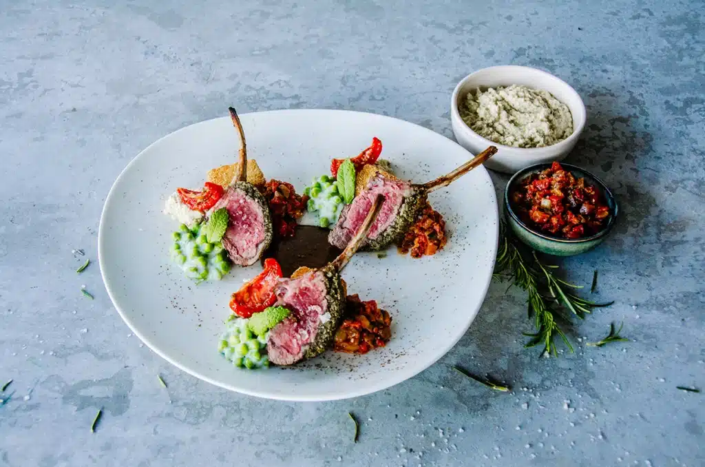 Carre-dagneau-petits-pois-tartare-legumes-et-tomates-confites-2