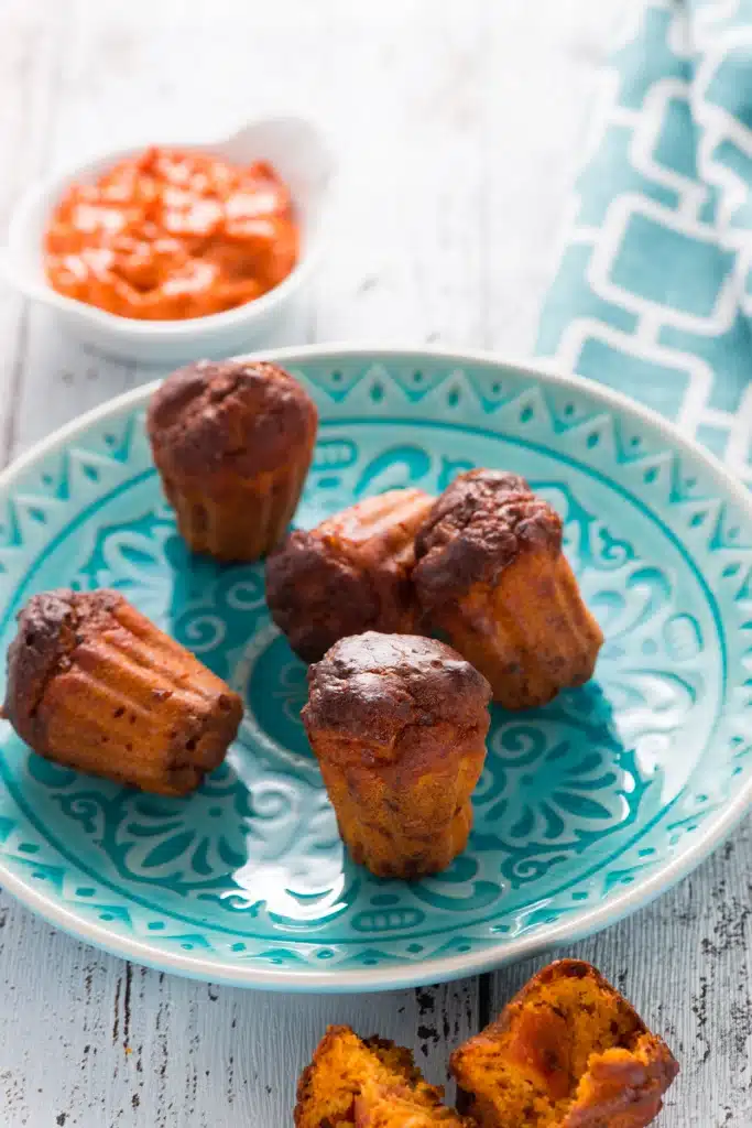 Mini-caneles-sales-tomates-confites-et-tomatade
