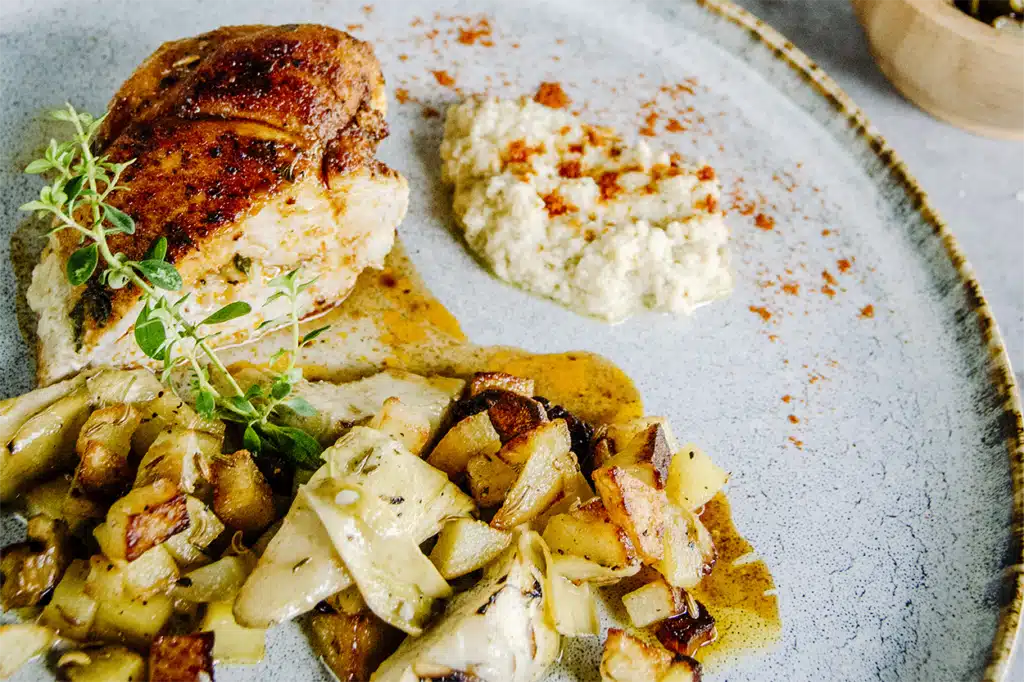 Stuffed chicken with artichokes spread, sautéed potatoes and grilled artichokes