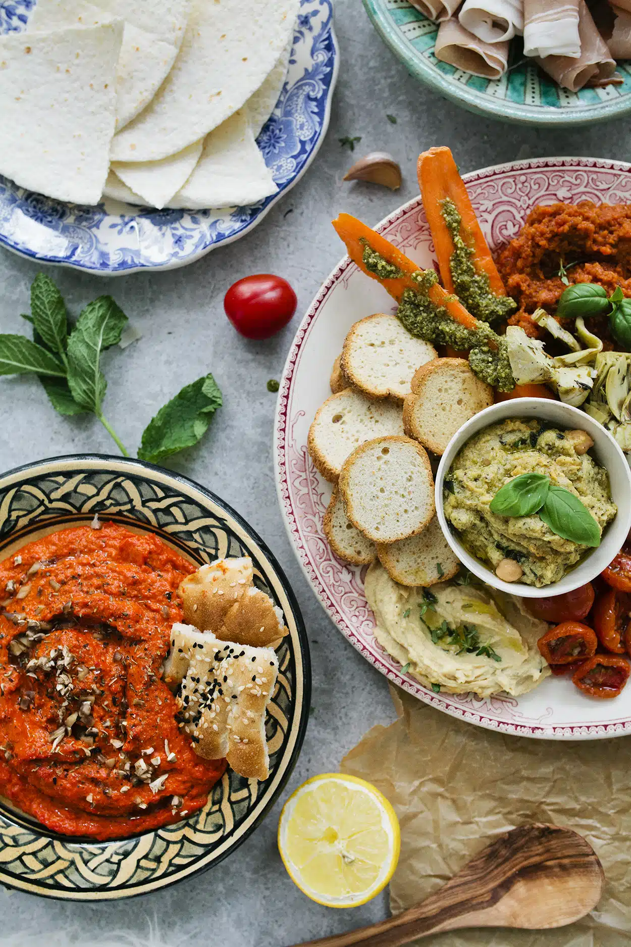 sudnsol-Assiette-aperitive-poivronade-houmous-citron-coriandre-pesto-artichauts-grilles-et-tomates-cerise-confites